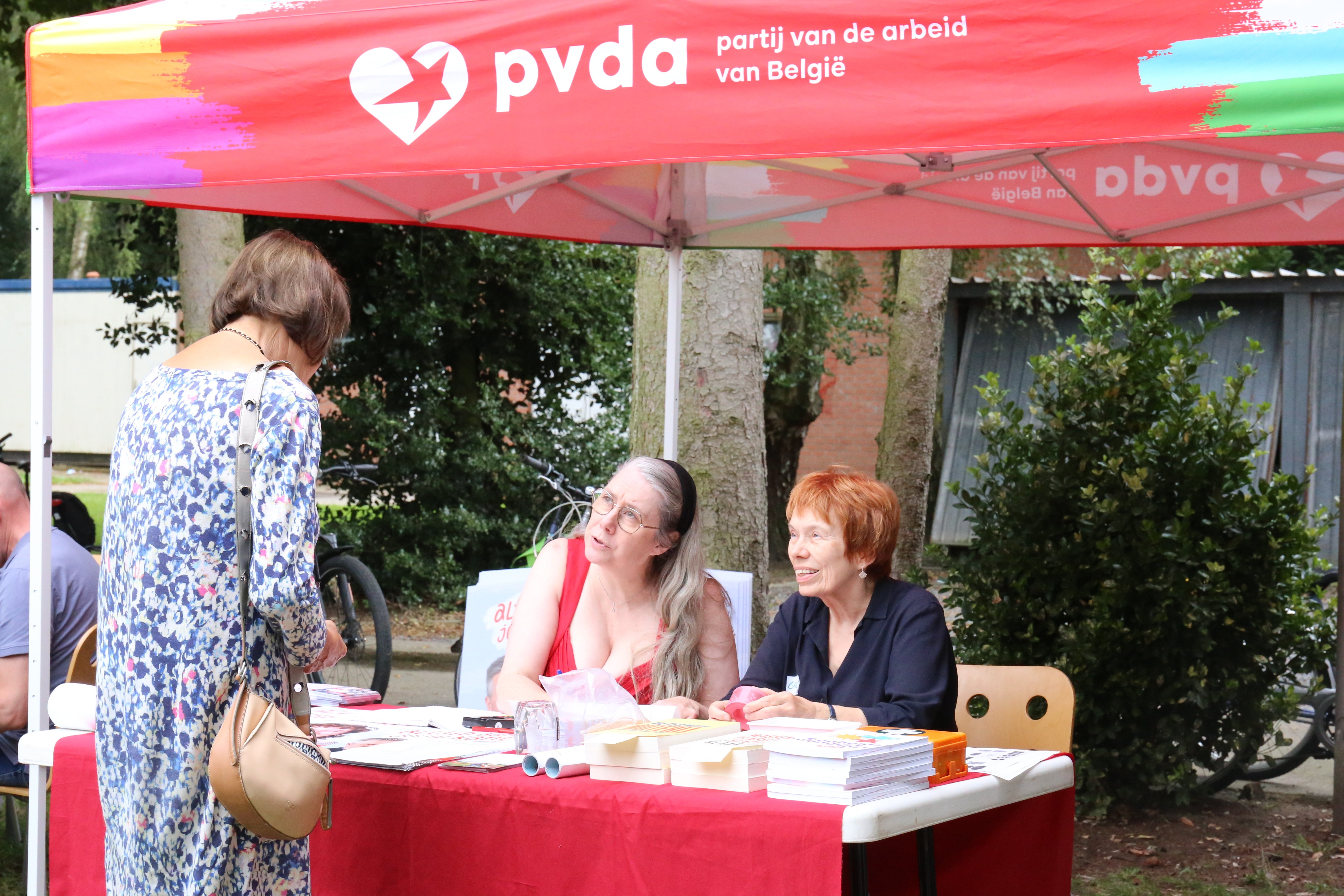 Kristel en Griet babbelen met Gerda