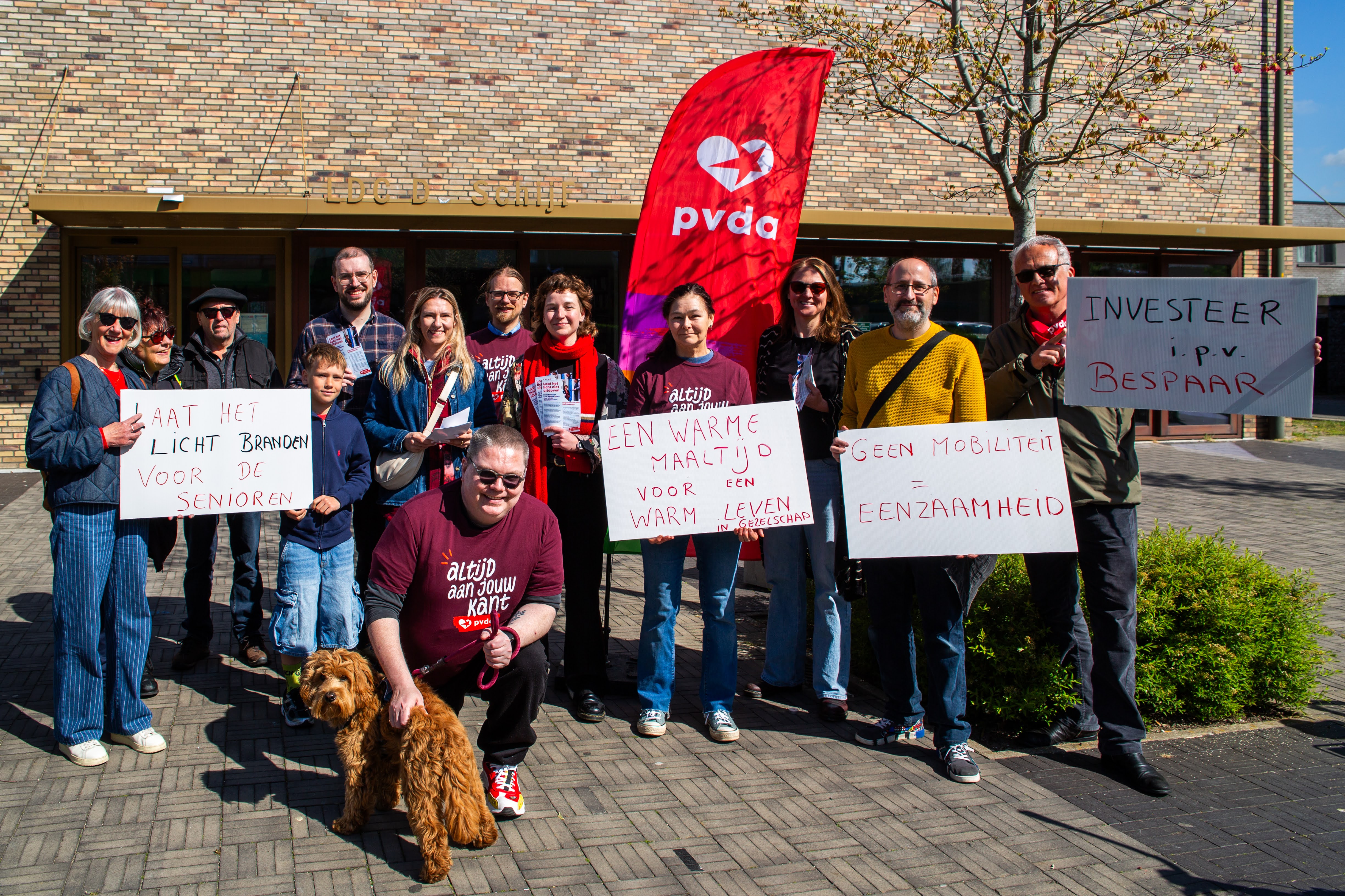 Groepsfoto van actie voor lokale dienstencentra