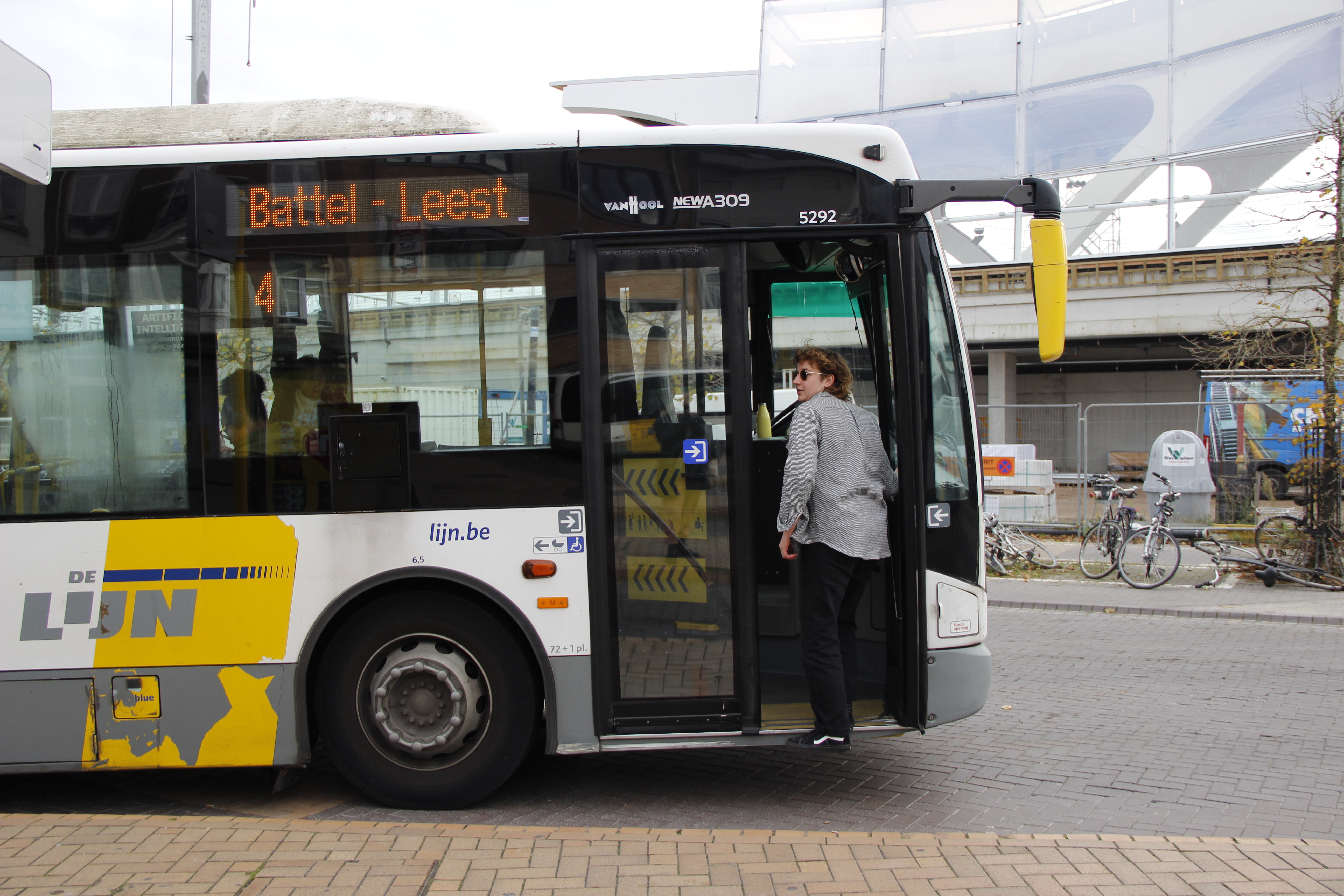 Sara Van Rompaey neemt de bus.